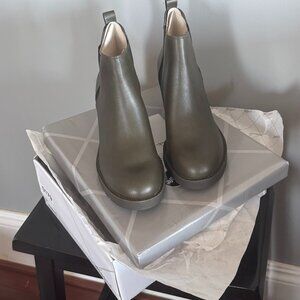 Xappeal Women's Laura Chelsea Boot in Olive Size 7.5M